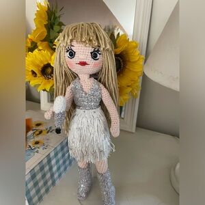 Taylor swift amigurumi doll